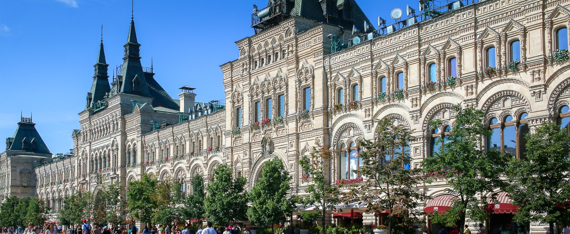 Площади бутиков. ГУМ Москва. ГУМ на красной площади. Здание гума в Москве. ГУМ Москва стиль архитектуры.